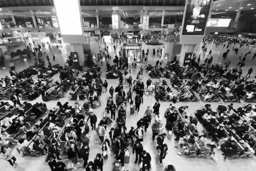 Lots of people are waiting for their flights in the airport hall